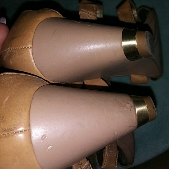 Small wedge tan sandals. - Picture 5 of 7